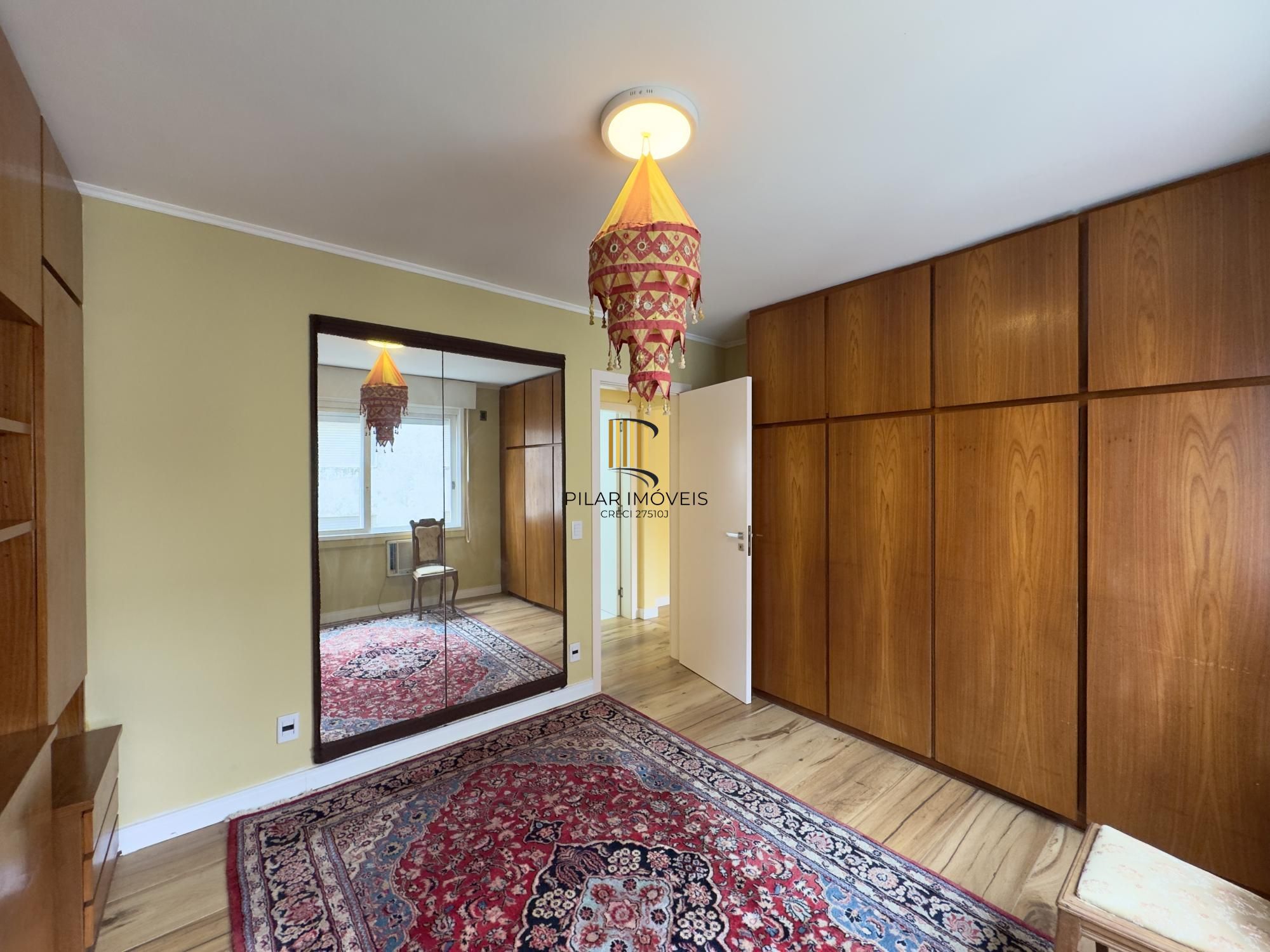 Apartamento 2 dormitórios, reformado e ensolarado no Centro Histórico