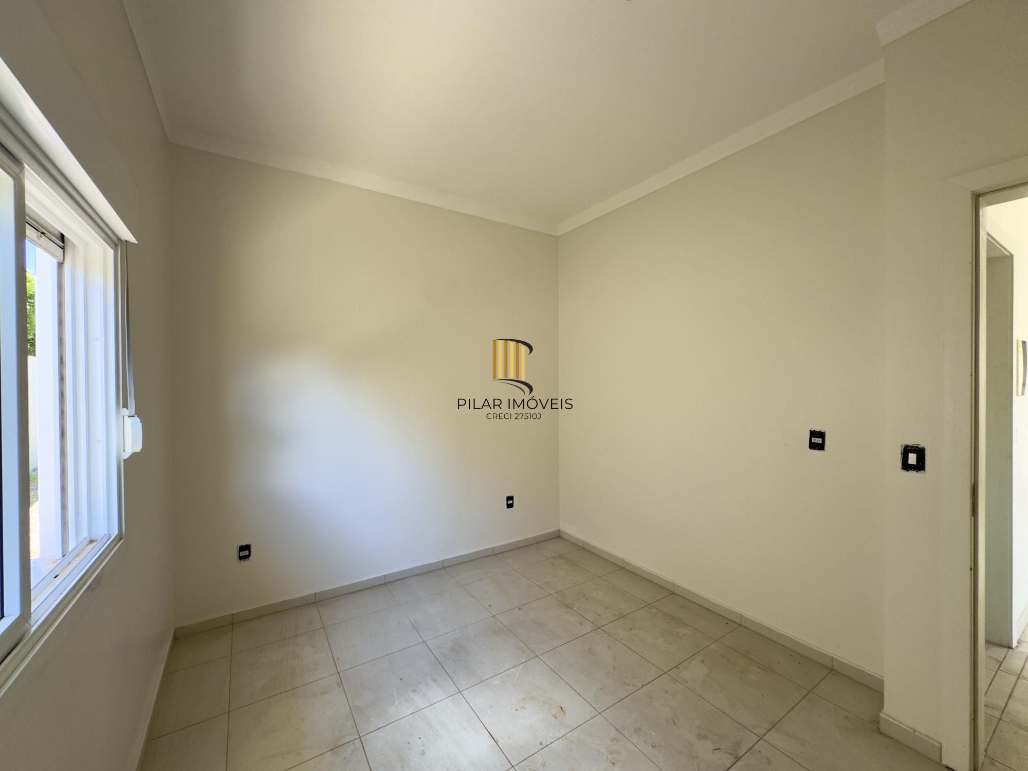 Casa em condomínio com 2 dormitórios, vaga de garagem e churrasqueira na Olaria