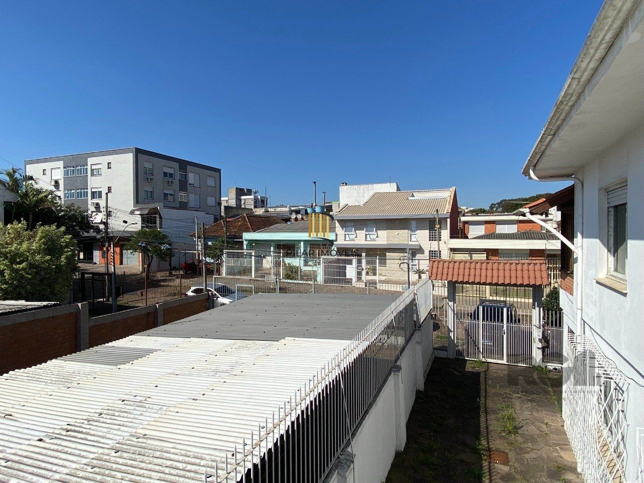 CASA COM 5 DORMITÓRIOS, ESPAÇO PARA FESTAS E PEÇAS AMPLAS PRÓXIMO AO IGUATEMI
