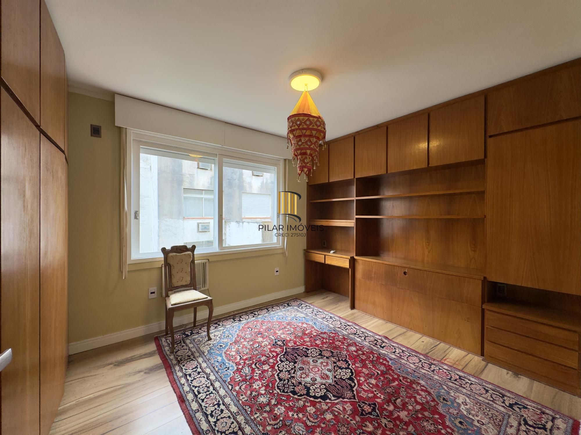 Apartamento 2 dormitórios, reformado e ensolarado no Centro Histórico