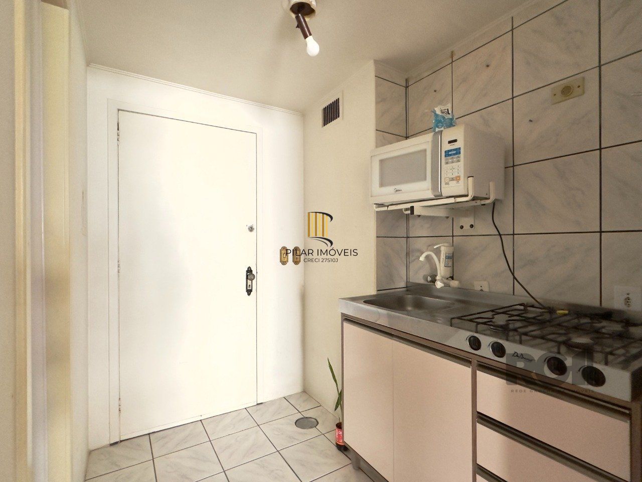 STUDIO MOBILIADO EM FLAT A POUCOS METROS DA ORLA DO GUAÍBA