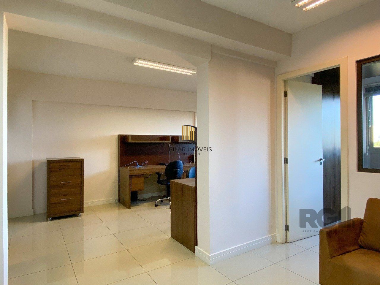 Sala mobiliada, com churrasqueira para happy hour e vista para o Guaíba