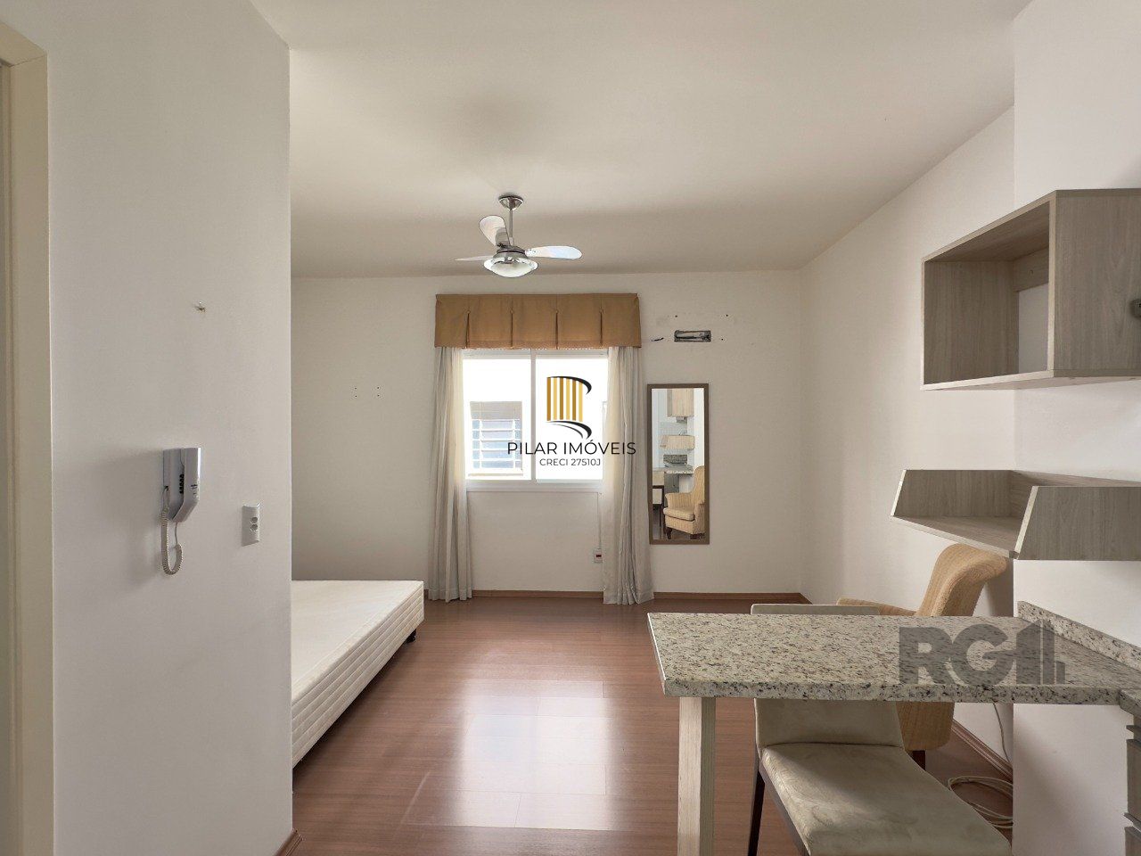 STUDIO SEMIMOBILIADO COM VAGA DE GARAGEM NO CENTRO HISTÓRICO