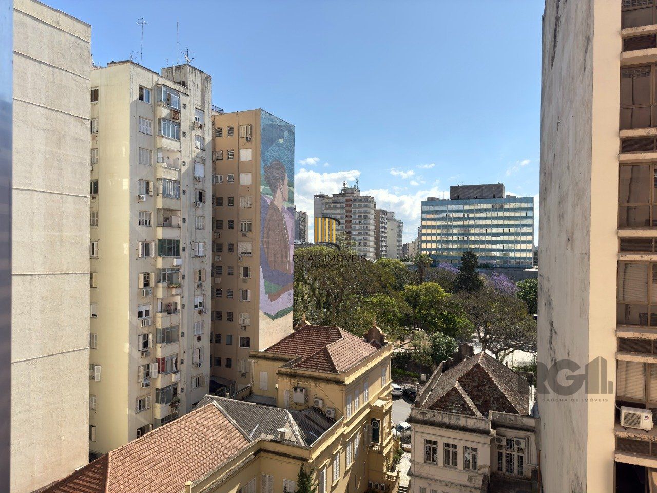 APARTAMENTO MOBILIADO DE 2 DORMITÓRIOS, TOTALMENTE REFORMADO, NO CENTRO HISTÓRICO