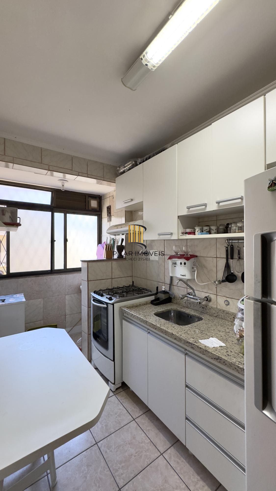 Apartamento semimobiliado 2 dormitórios com vaga de garagem no Centro Histórico