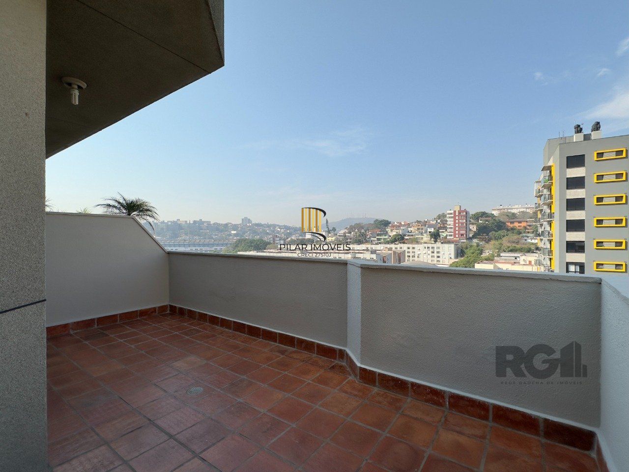 COBERTURA COM 174M², DE FRENTE, 3 DORMITÓRIOS, EM ÓTIMA LOCALIZAÇÃO NO MENINO DEUS