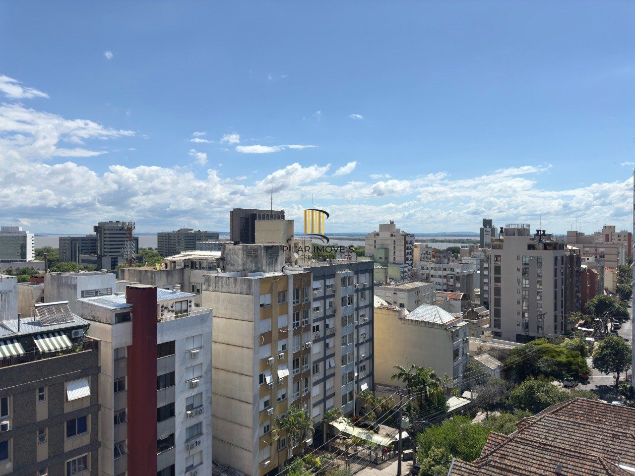 APARTAMENTO 1 DORMITÓRIO EM ANDAR ALTO COM VISTA PARA GUAÍBA NO CENTRO HISTÓRICO