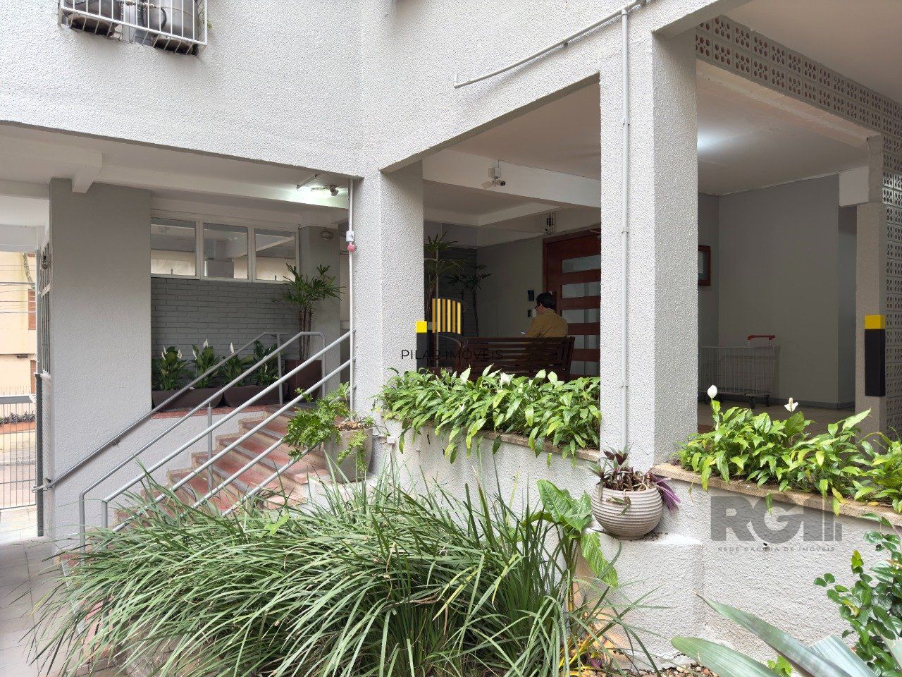 APARTAMENTO 2 DORMITÓRIOS SEMIMOBILIADO E REFORMADO NO CENTRO HISTÓRICO