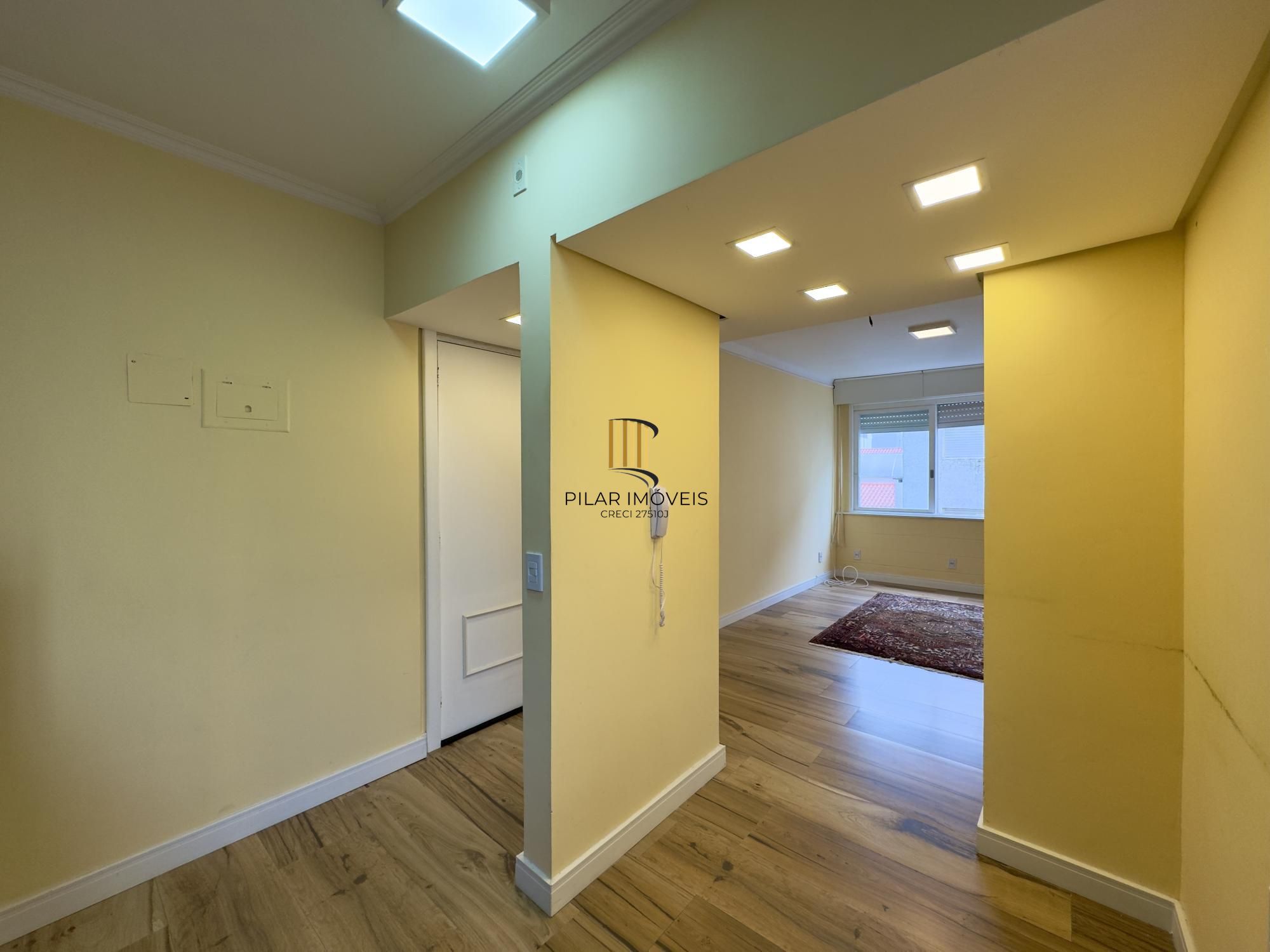 Apartamento 2 dormitórios, reformado e ensolarado no Centro Histórico