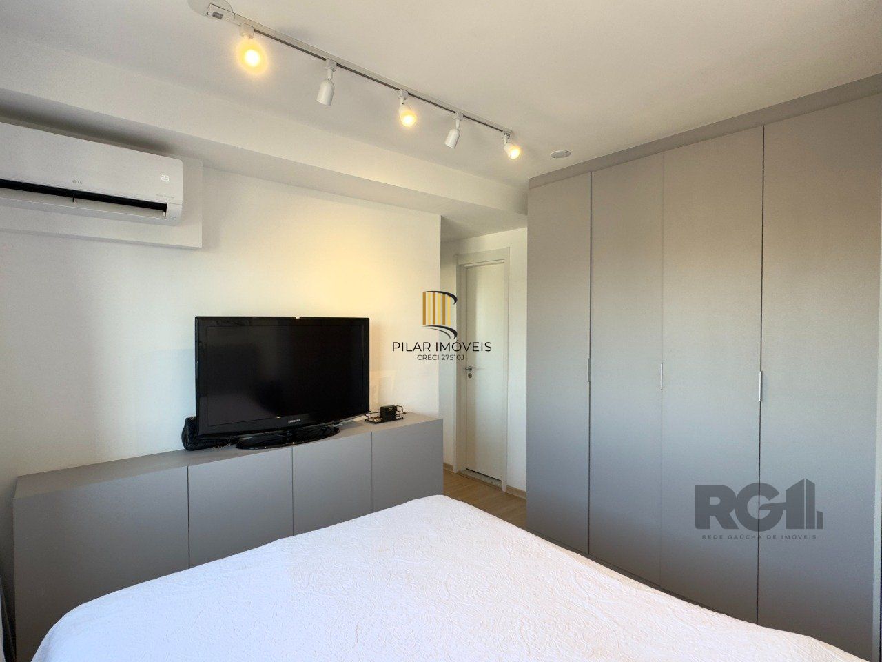 APARTAMENTO MOBILIADO 2 DORMITÓRIOS TRANSFORMADO EM 1 DORMITÓRIO, JUNTO AO MENINO DEUS