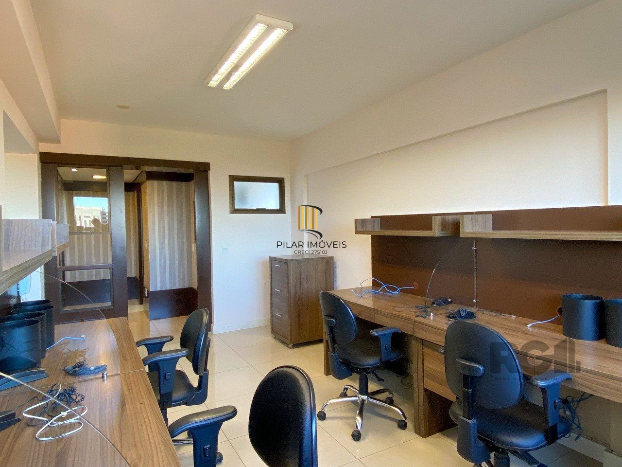Sala mobiliada, com churrasqueira para happy hour e vista para o Guaíba