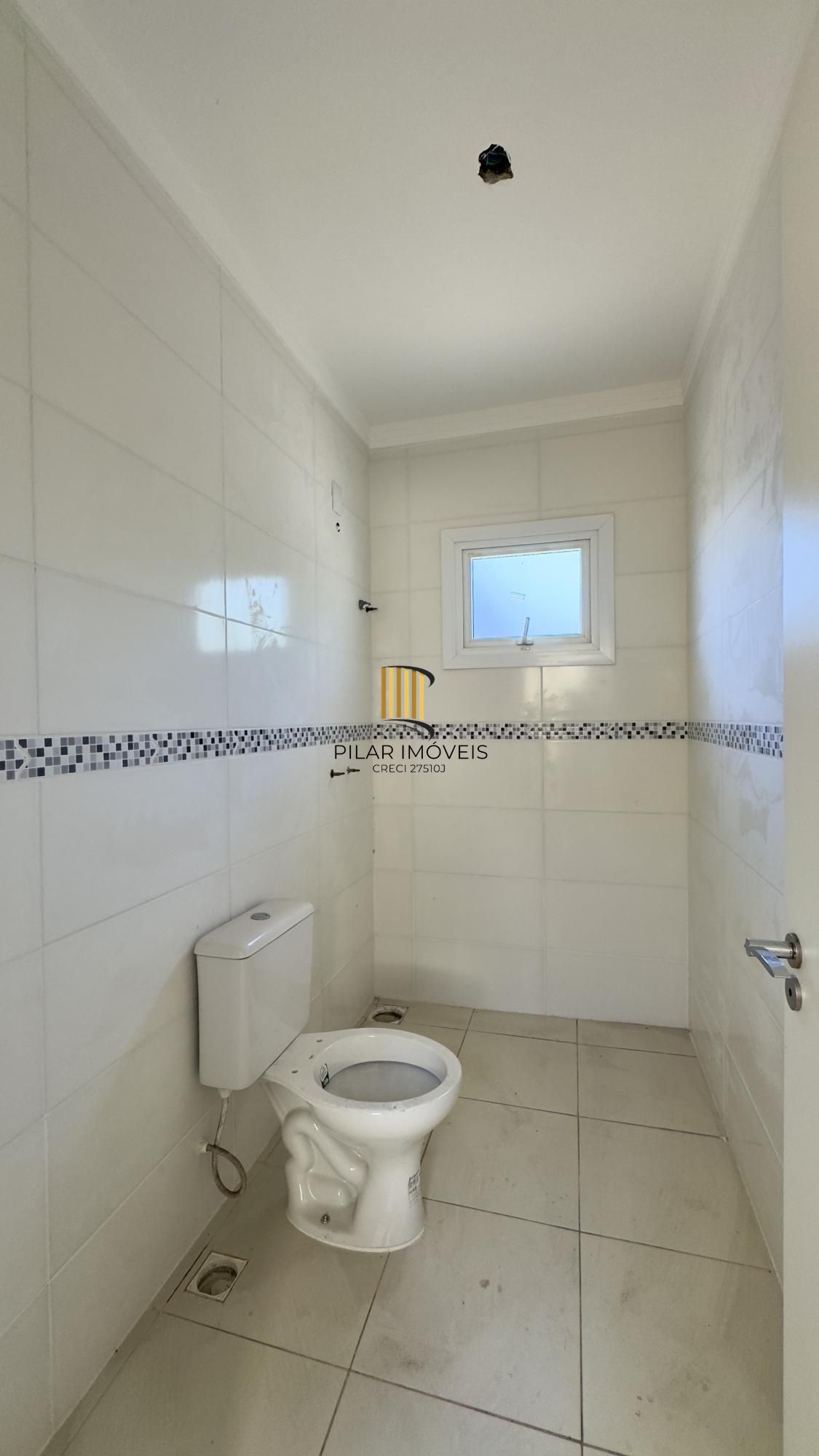 Casa em condomínio com 2 dormitórios, vaga de garagem e churrasqueira na Olaria