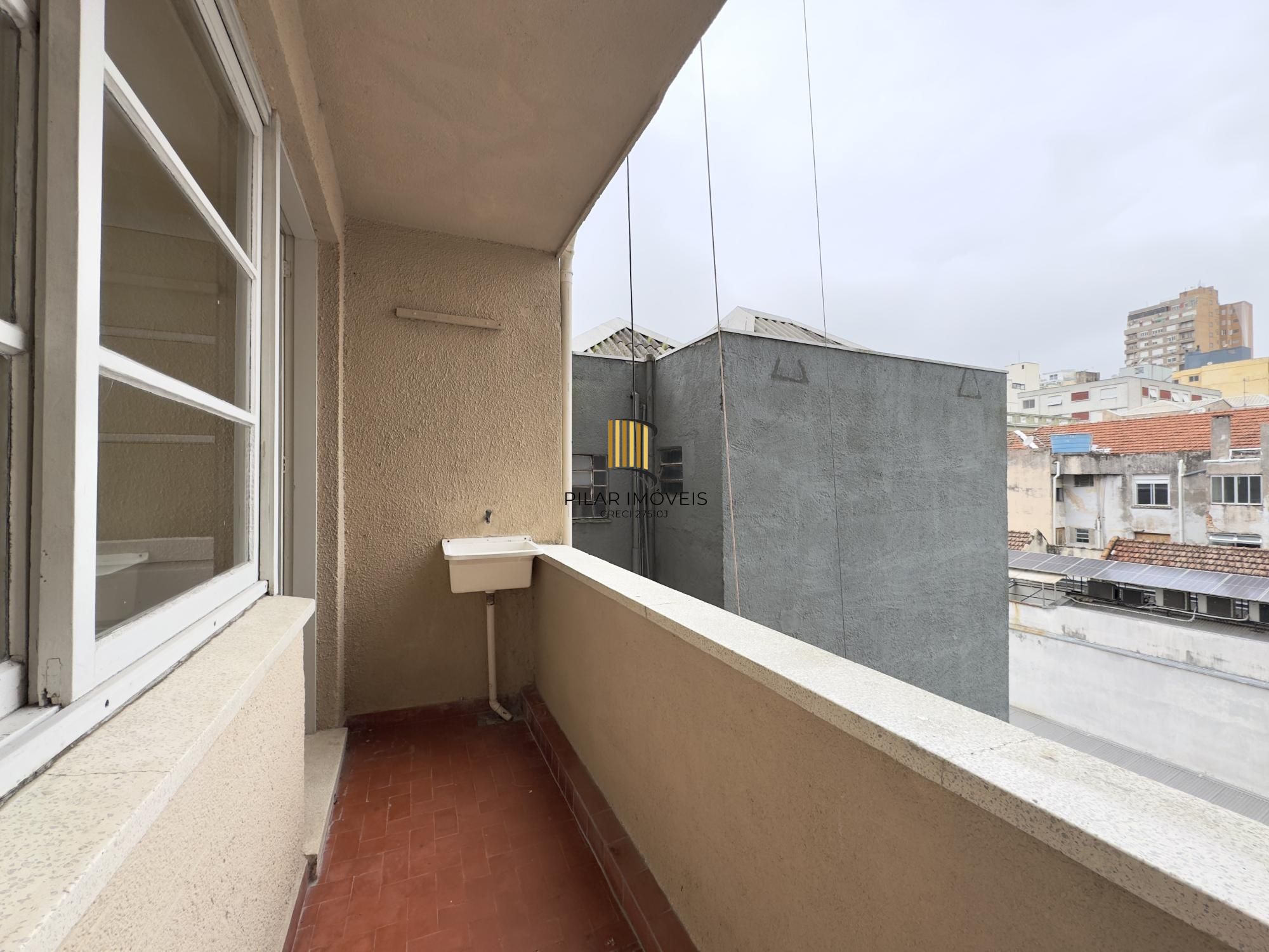 APARTAMENTO COM SACADA JUNTO À ORLA DO GUAÍBA NO CENTRO HISTÓRICO