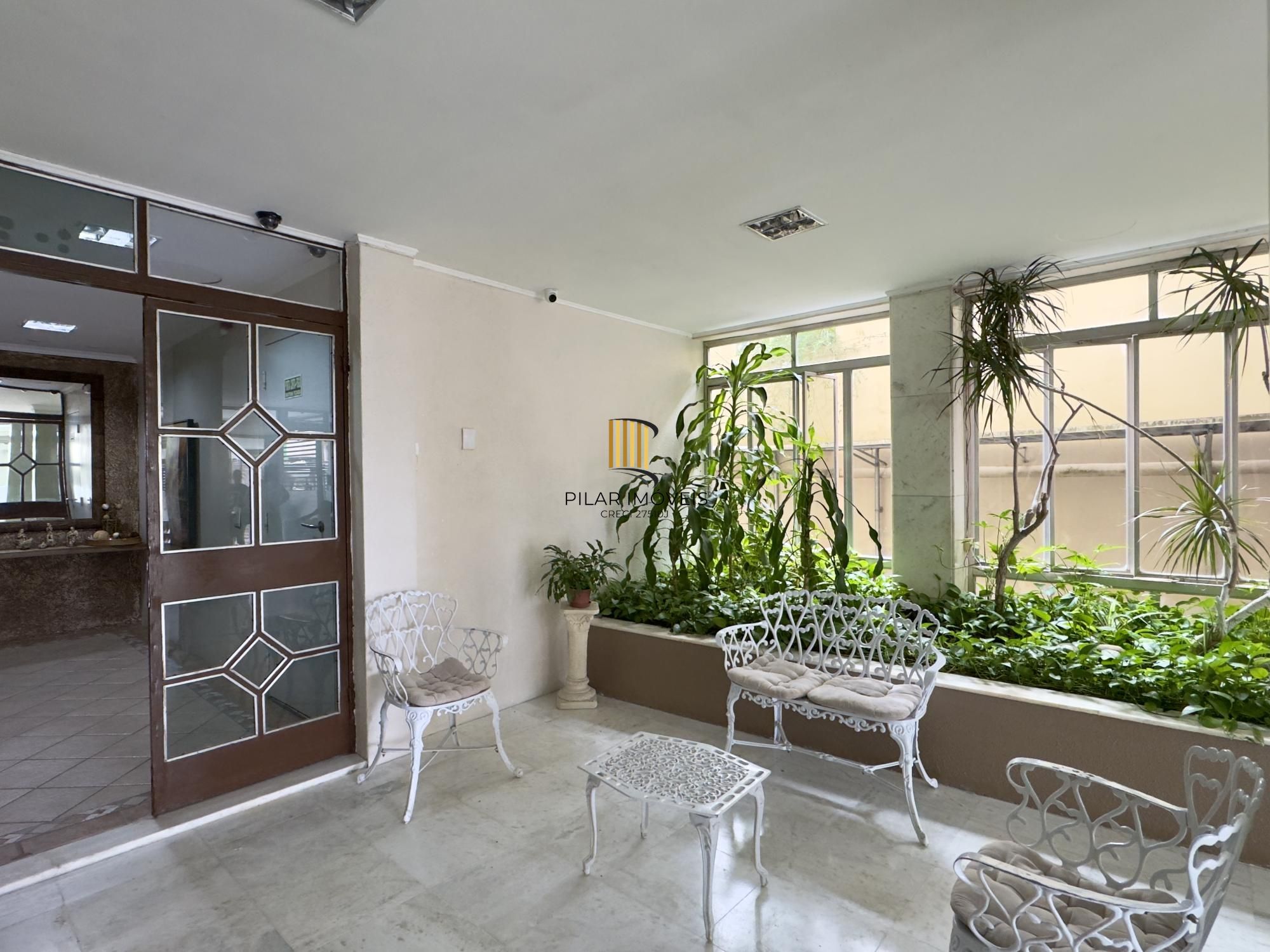 Apartamento 2 dormitórios, reformado e ensolarado no Centro Histórico