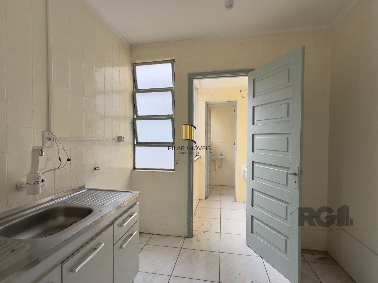 Apartamento 2 dormitórios ensolarado, com vaga de garagem no Menino Deus