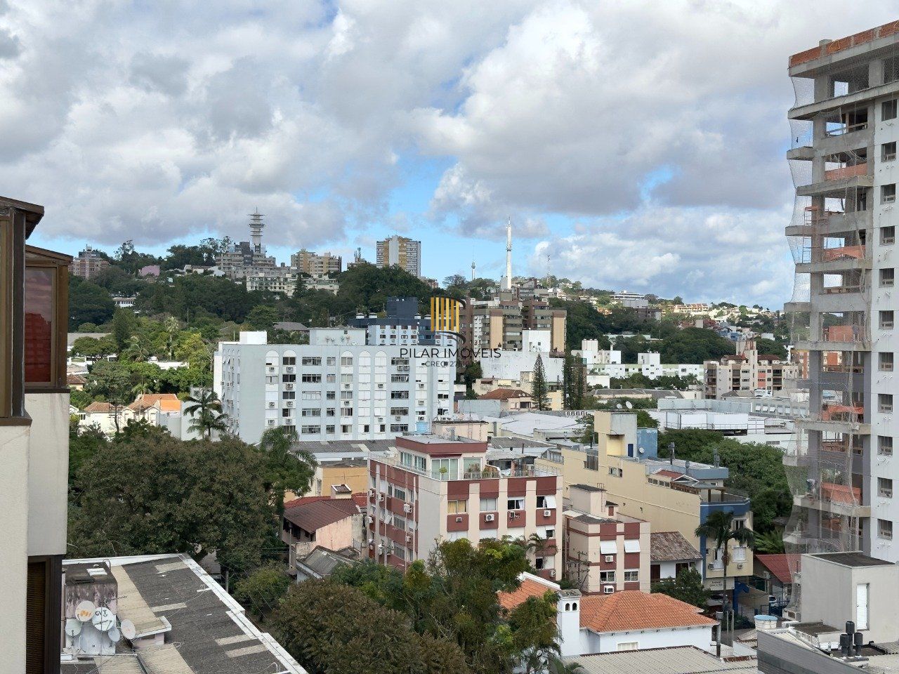 MARAVILHOSA COBERTURA COM VISTA DEFINIDA E MUITA CLARIDADE NO MENINO DEUS