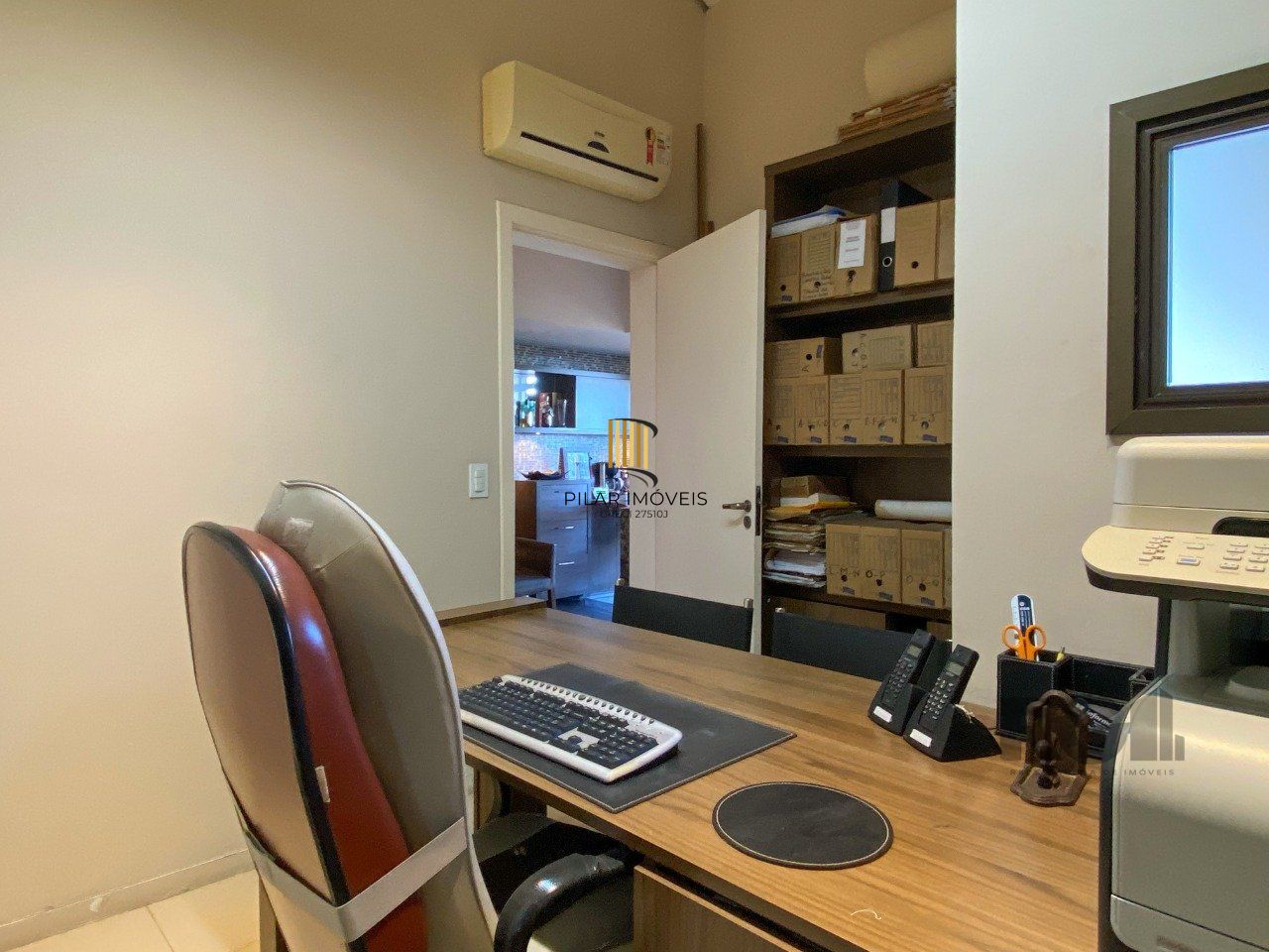 Sala mobiliada, com churrasqueira para happy hour e vista para o Guaíba