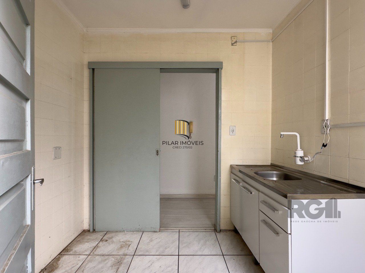 Apartamento 2 dormitórios ensolarado, com vaga de garagem no Menino Deus