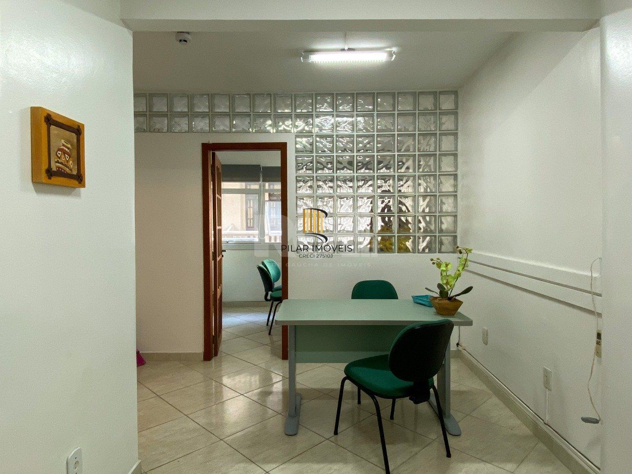 Sala comercial, de frente para a Rua Uruguai, no condomínio Aceguá