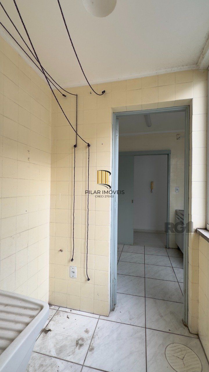 Apartamento 2 dormitórios ensolarado, com vaga de garagem no Menino Deus