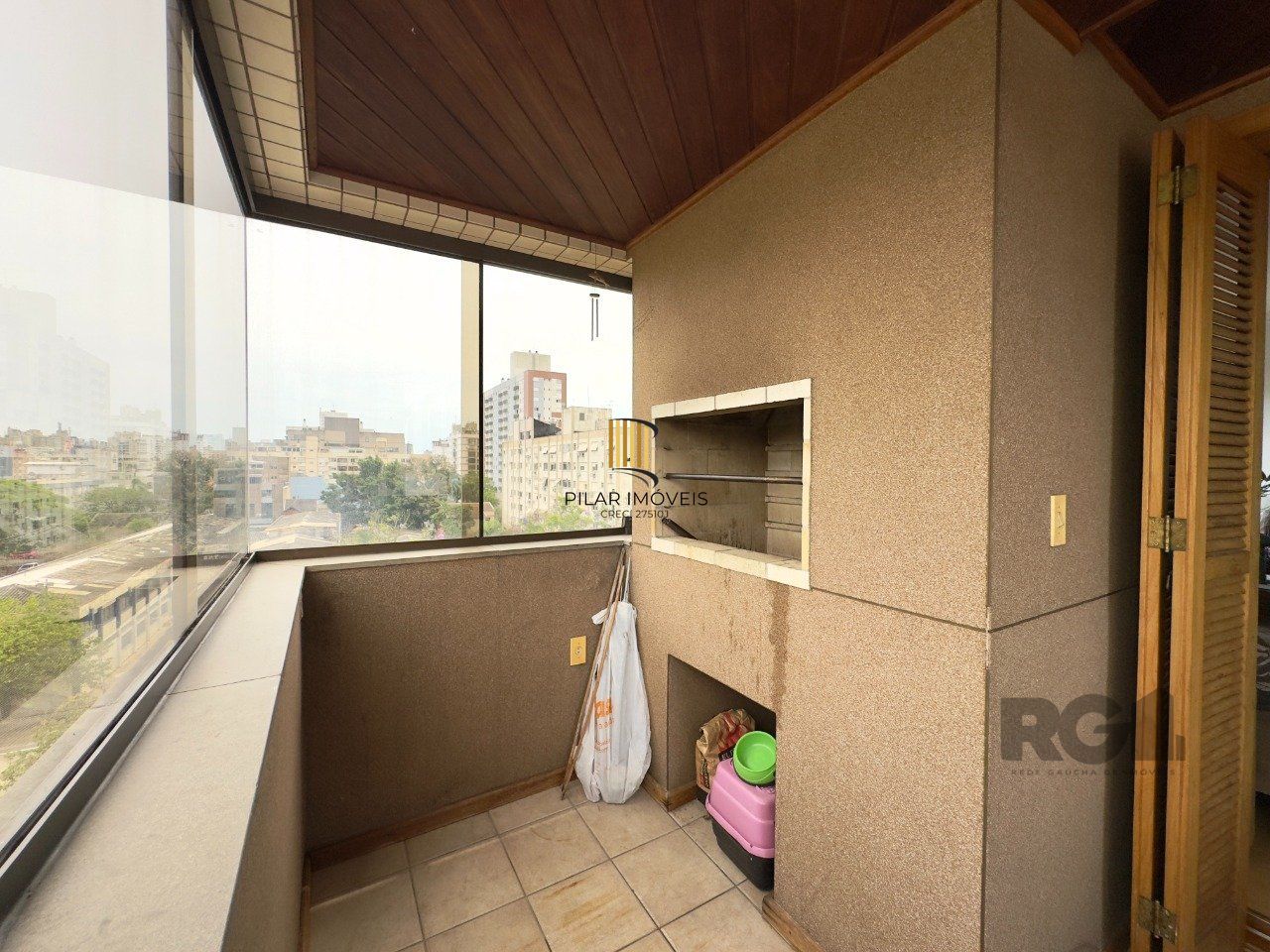 APARTAMENTO MOBILIADO DE 96M² COM 3 DORMITÓRIOS, SUÍTE E VAGA DE GARAGEM NO MENINO DEUS