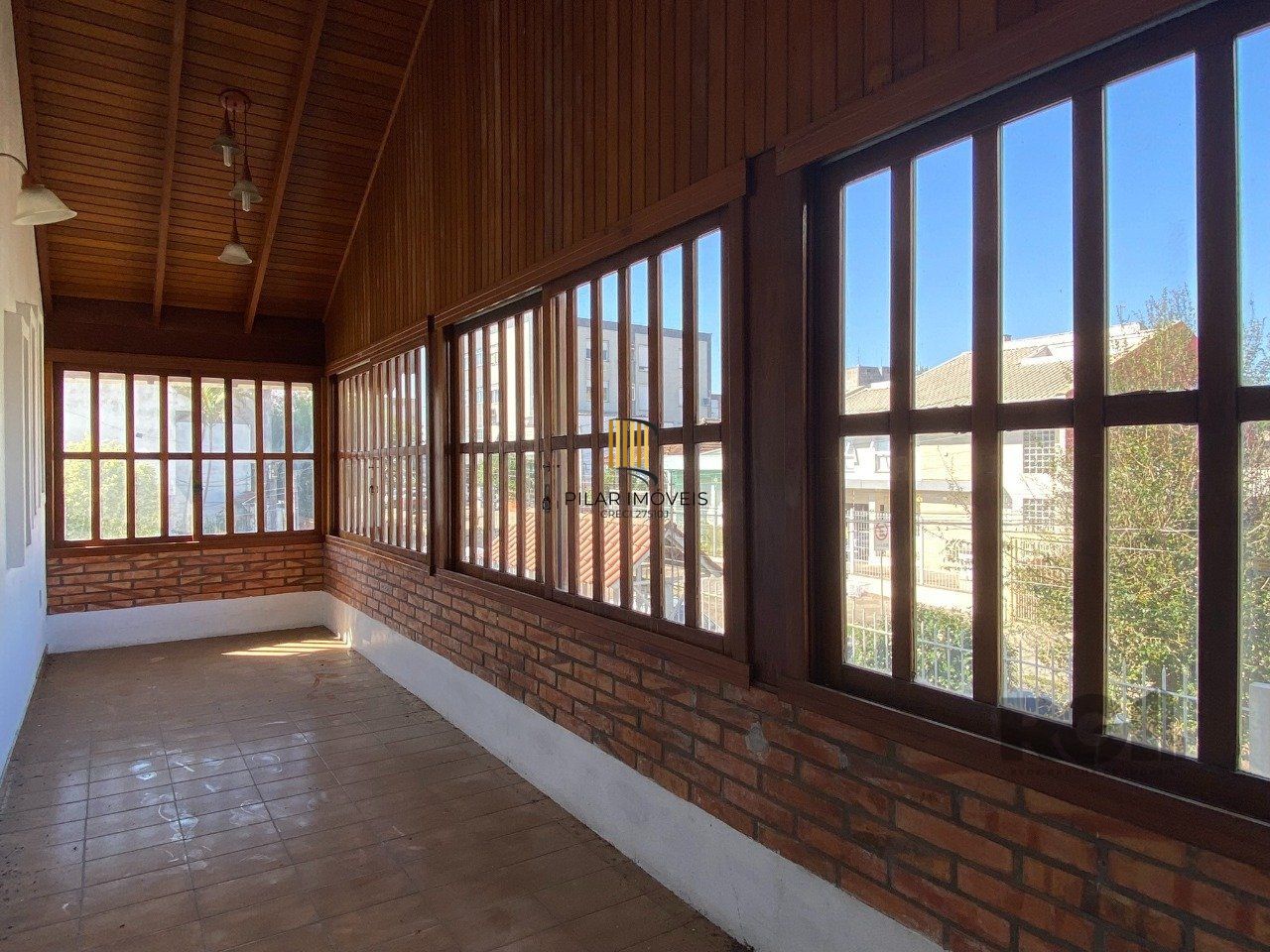CASA COM 5 DORMITÓRIOS, ESPAÇO PARA FESTAS E PEÇAS AMPLAS PRÓXIMO AO IGUATEMI