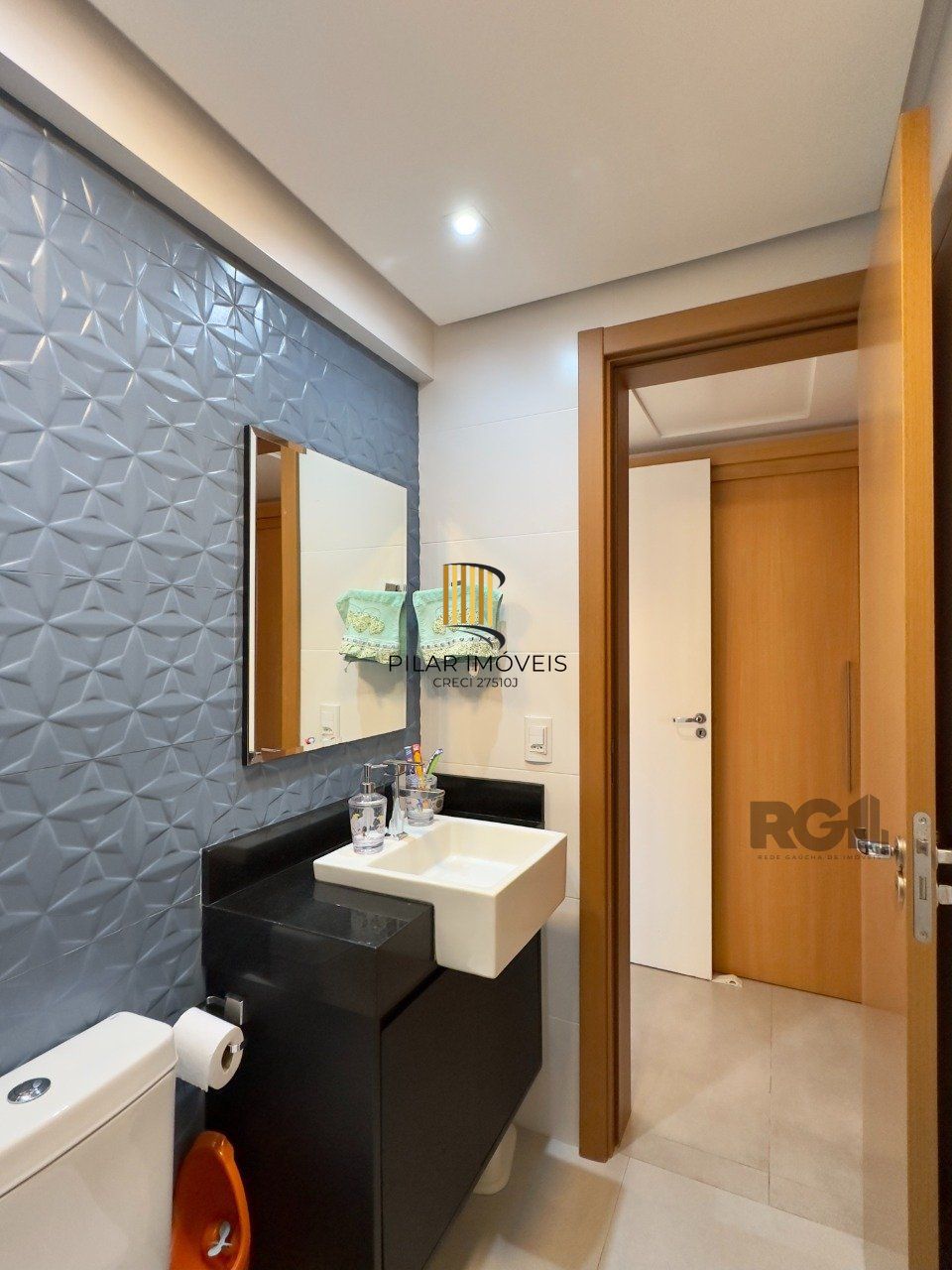 APARTAMENTO MOBILIADO COM PLANTA DIFERENCIADA E ÓTIMA LOCALIZAÇÃO
