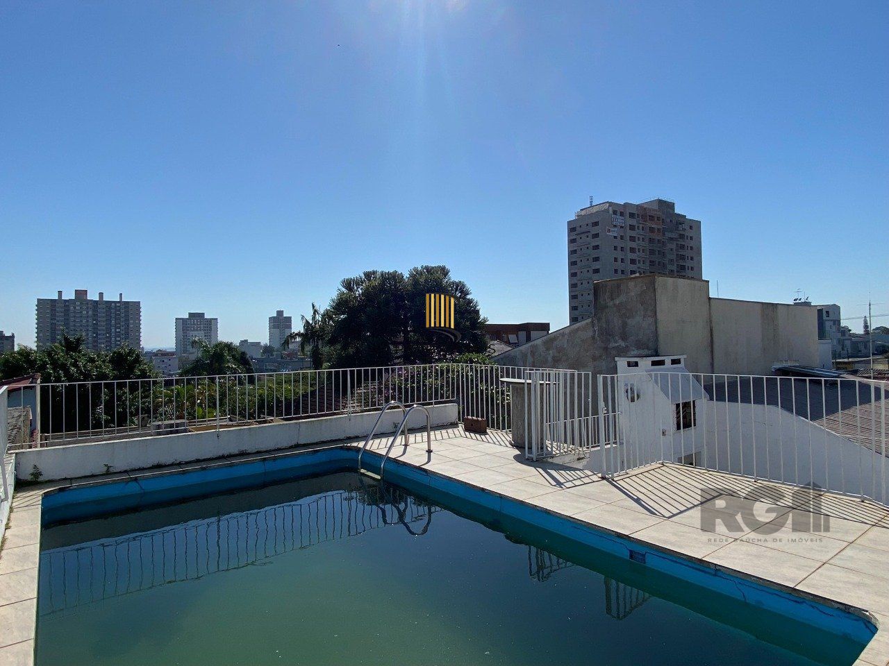 CASA COM 5 DORMITÓRIOS, ESPAÇO PARA FESTAS E PEÇAS AMPLAS PRÓXIMO AO IGUATEMI