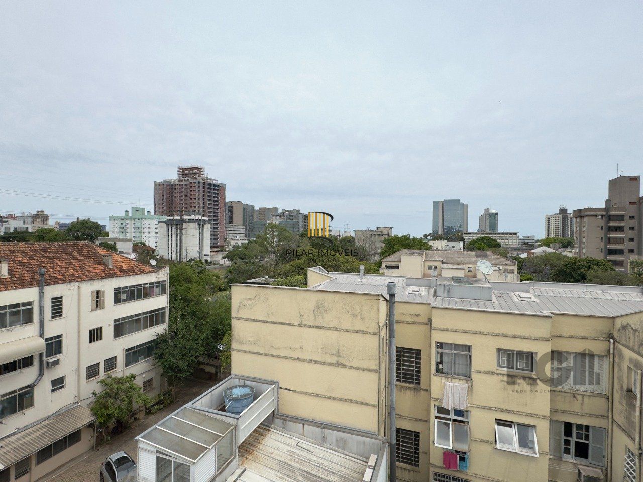 APARTAMENTO MOBILIADO DE 96M² COM 3 DORMITÓRIOS, SUÍTE E VAGA DE GARAGEM NO MENINO DEUS