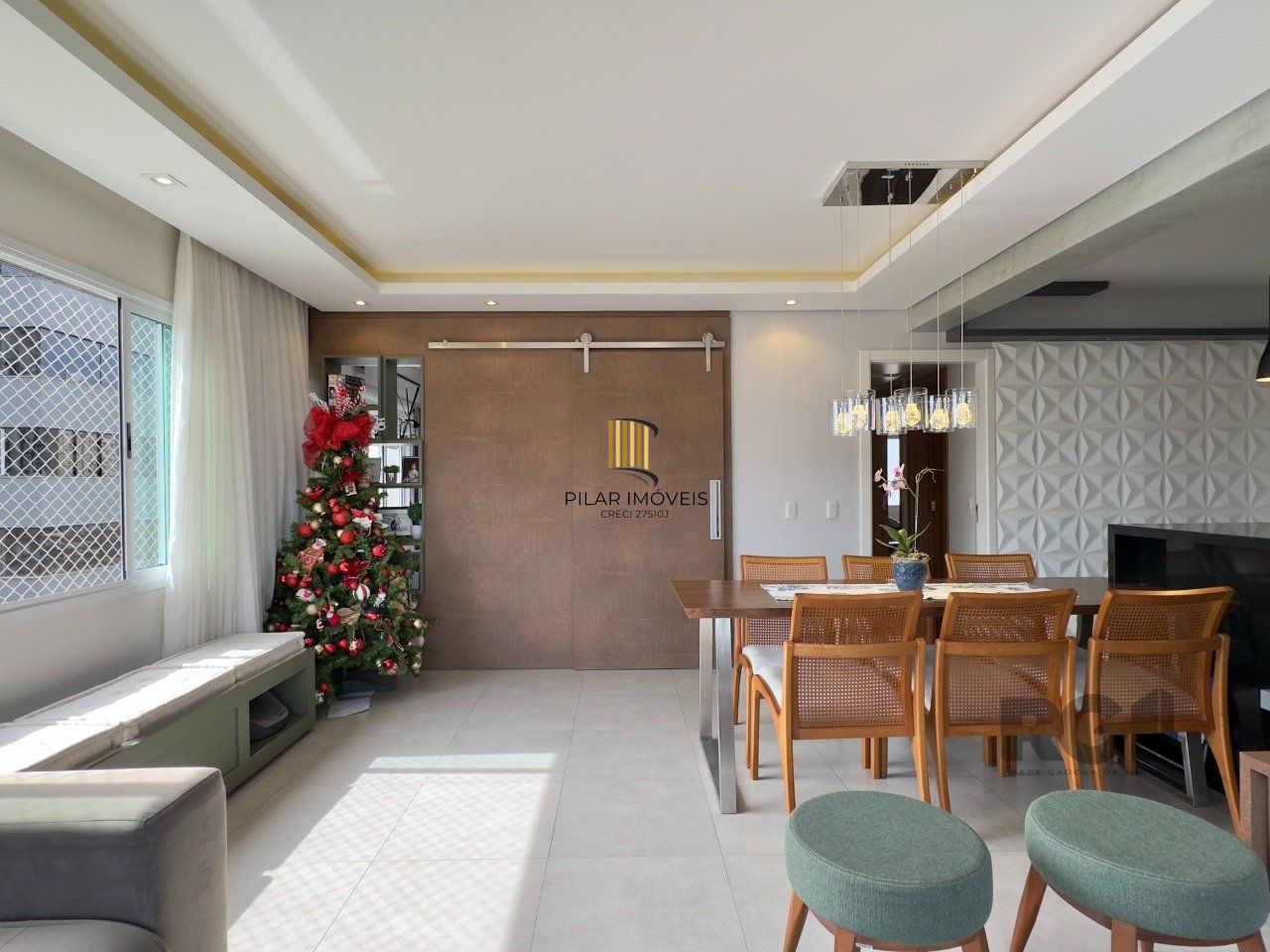 APARTAMENTO MOBILIADO COM PLANTA DIFERENCIADA E ÓTIMA LOCALIZAÇÃO