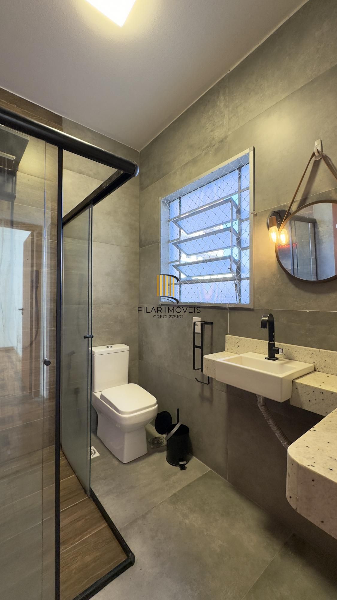 Apartamento reformado de 67m², 2 dormitórios com peças amplas na Praia de Belas