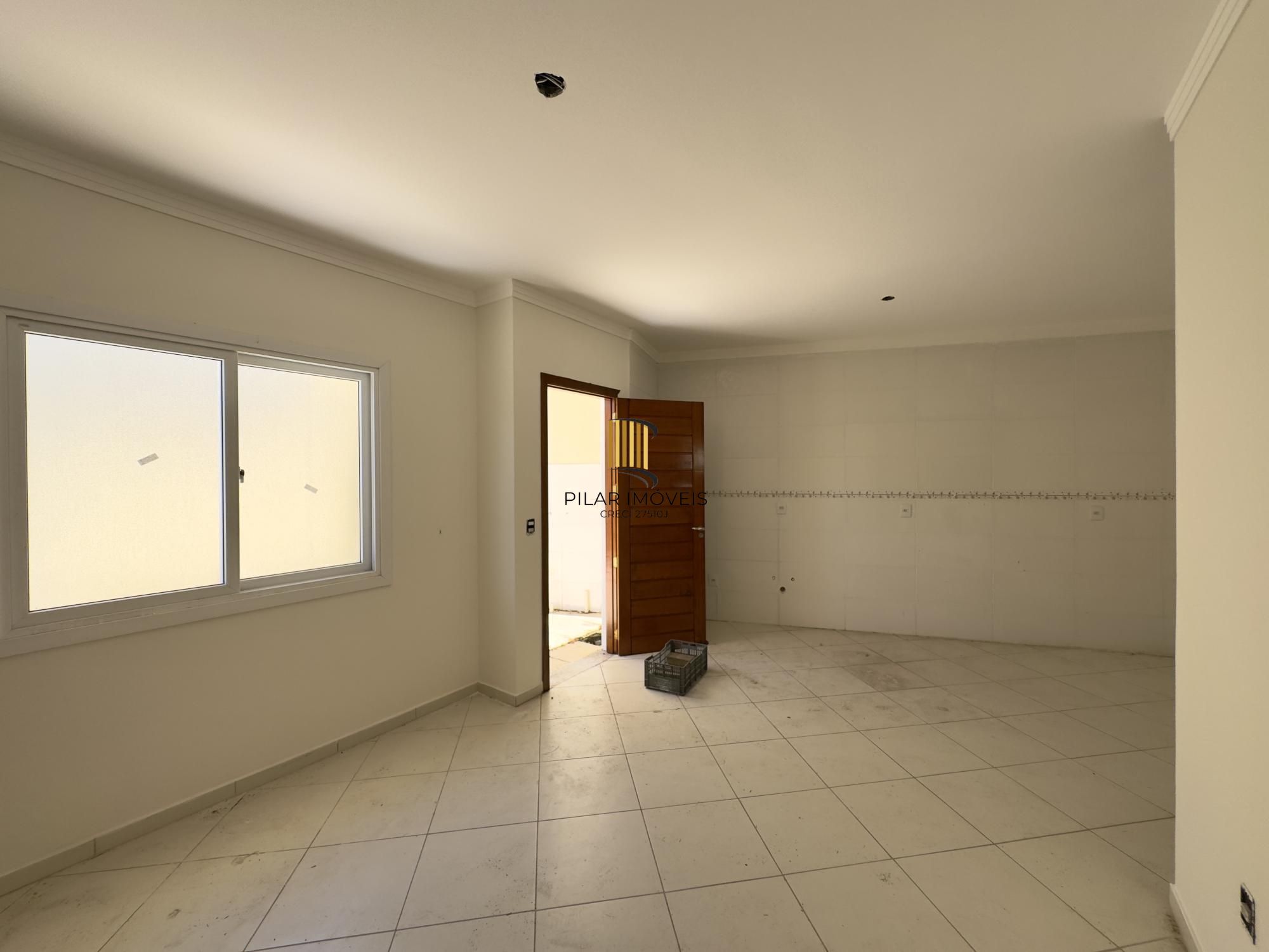 Casa em condomínio com 2 dormitórios, vaga de garagem e churrasqueira na Olaria