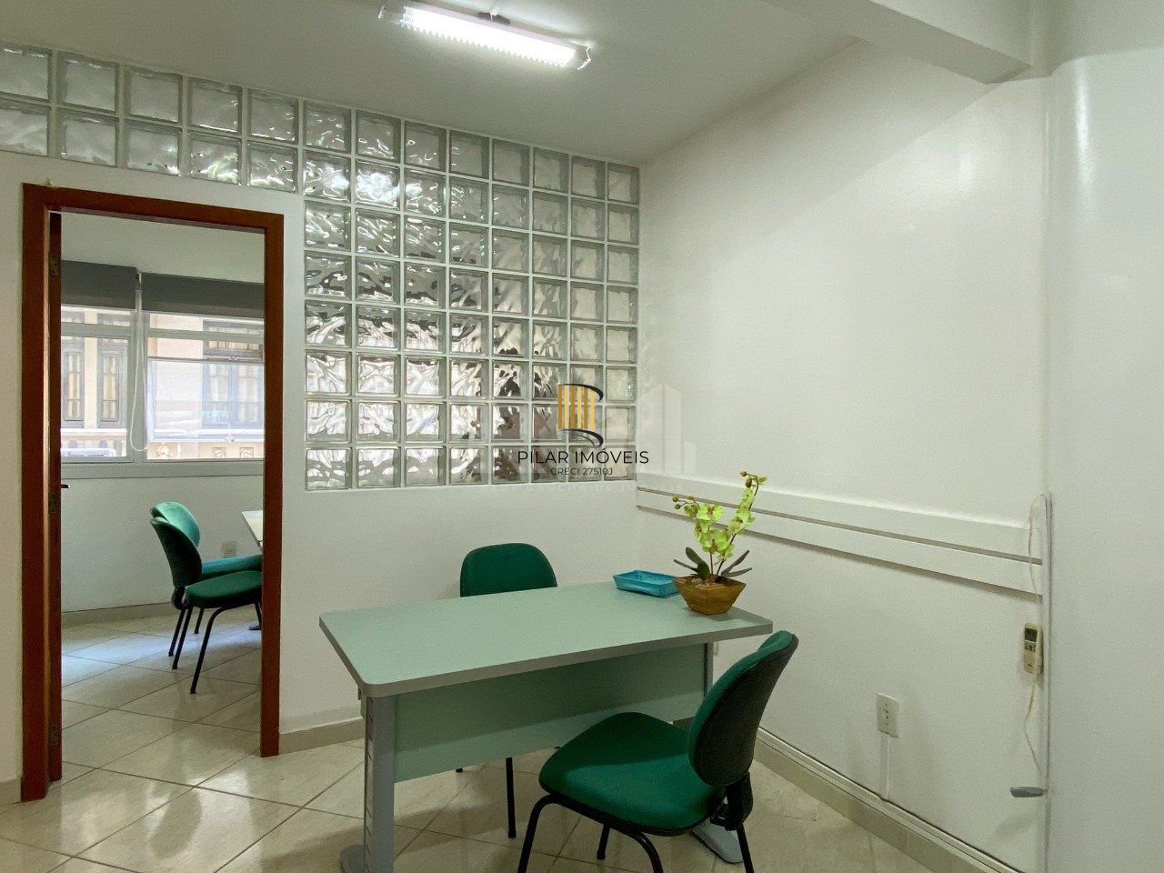 Sala comercial, de frente para a Rua Uruguai, no condomínio Aceguá