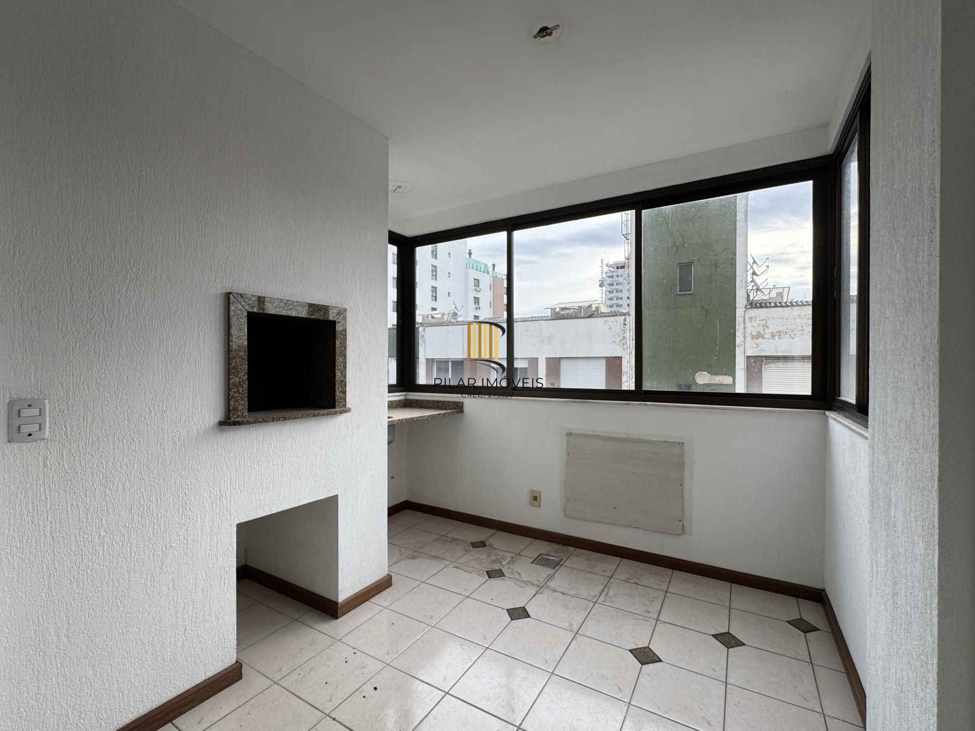 Apartamento 3 dormitórios com sacada, suíte e vaga de garagem no Menino Deus