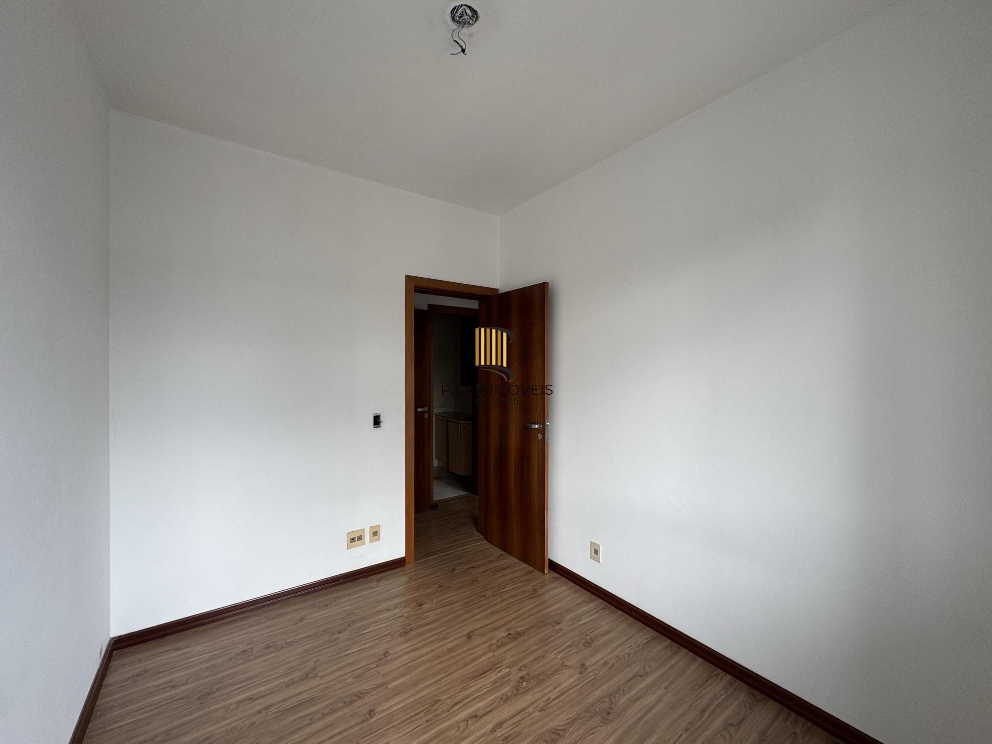 Apartamento 3 dormitórios com sacada, suíte e vaga de garagem no Menino Deus