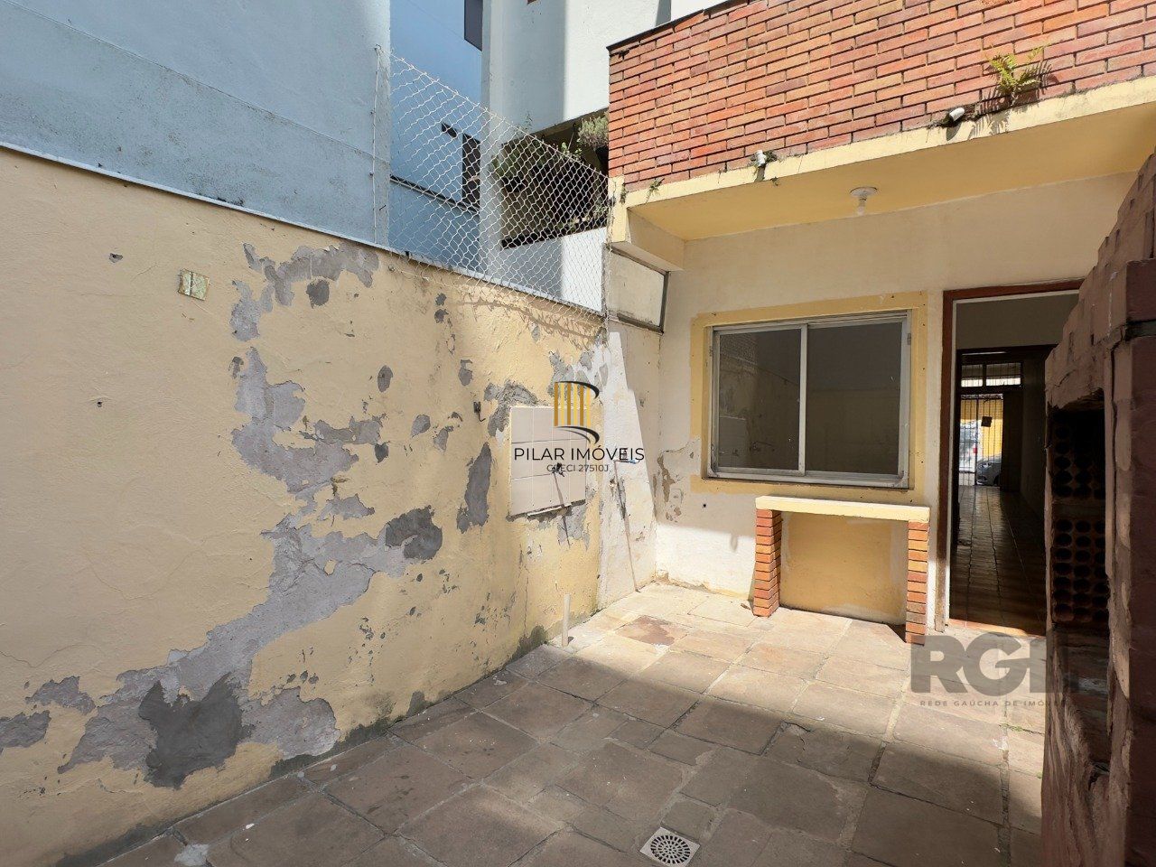 CASA COM 4 DORMITÓRIOS E PÁTIO COM CHURRASQUEIRA NO CENTRO HISTÓRICO