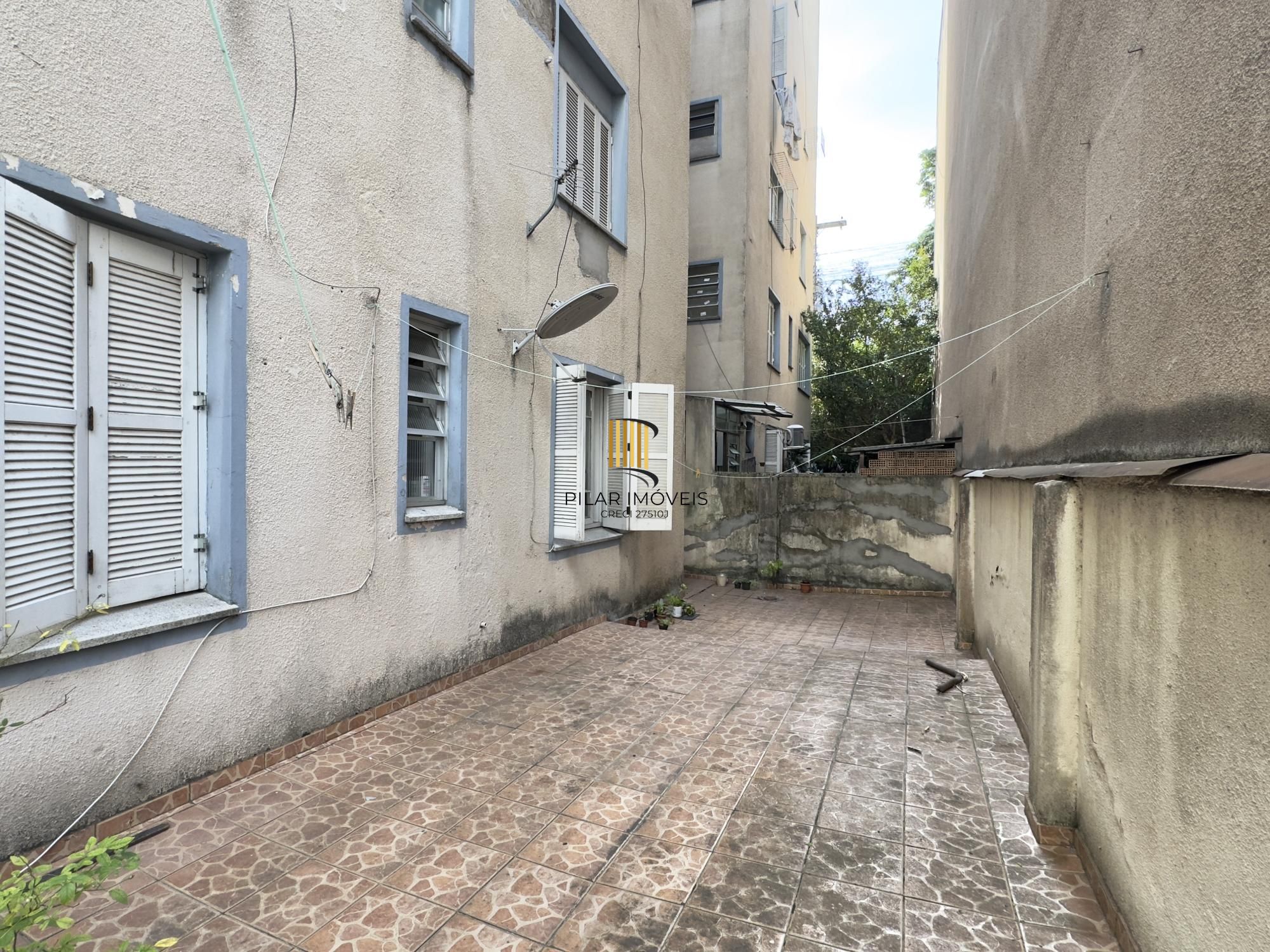 Apartamento 2 dormitórios com pátio