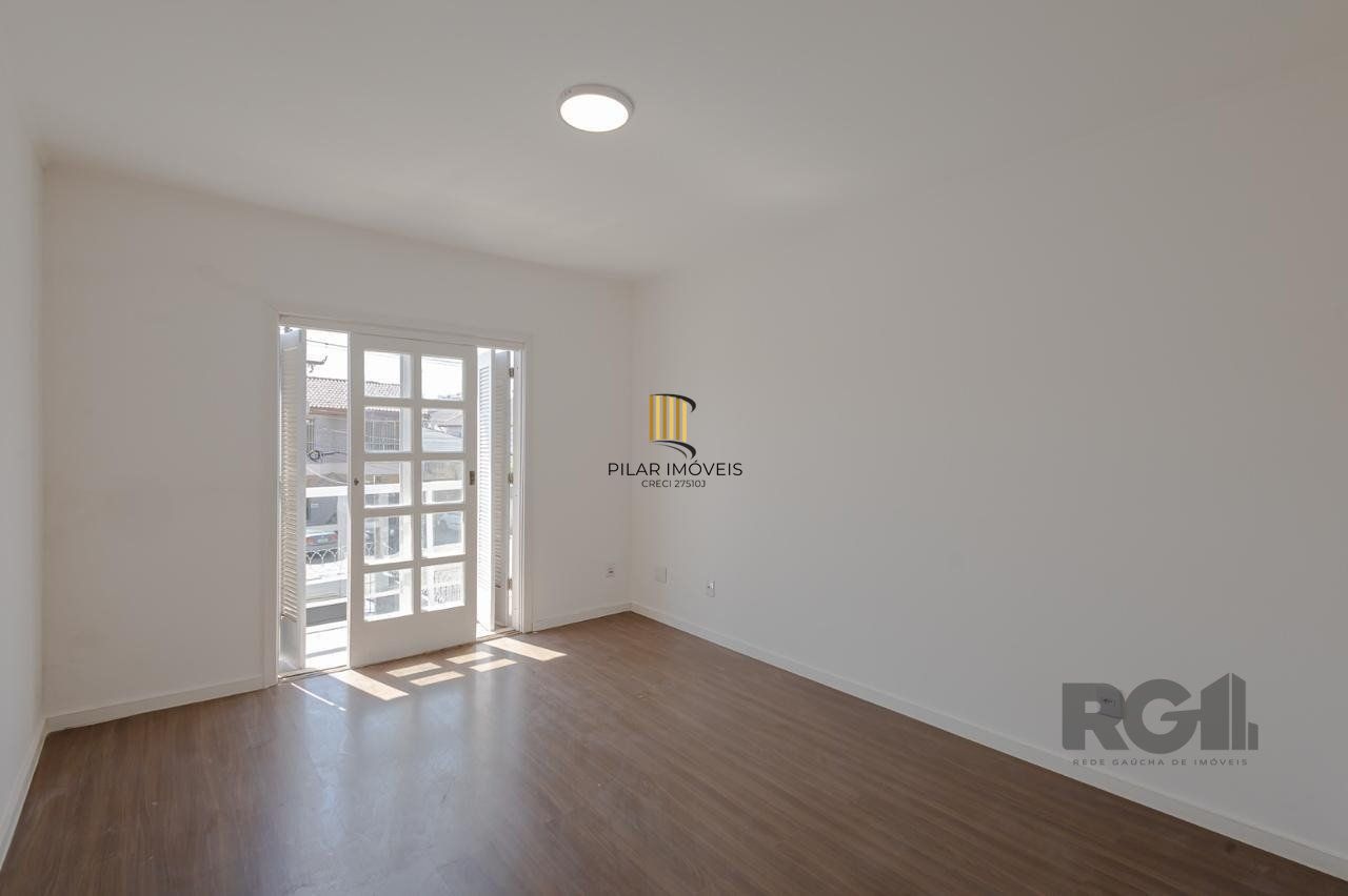 Casa de 3 dormitórios, suíte no bairro Teresópolis com 4 vagas de garagem