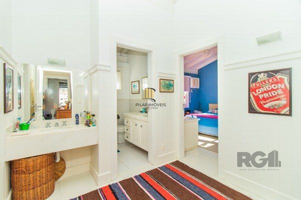 CASA COM 3 DORMITÓRIOS, SENDO 1 SUÍTE MASTER, E 2 SUÍTES AMERICANA, NO BAIRRO TRÊS FIGUEIRAS EM PORTO ALEGRE/RS.