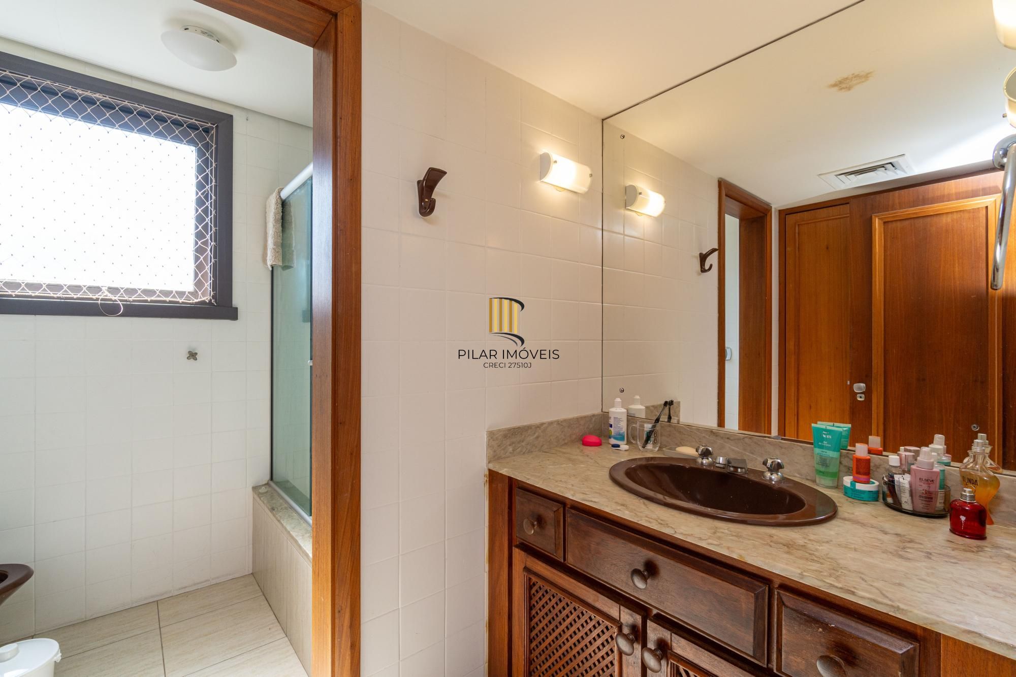 APARTAMENTO DE 3 DORMITÓRIOS, SENDO 1 SUÍTE, NO BAIRRO MONT'SERRAT EM PORTO ALEGRE/RS
