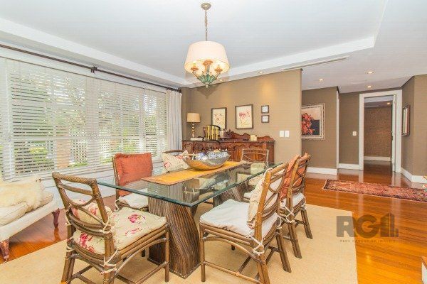 CASA COM 3 DORMITÓRIOS, SENDO 1 SUÍTE MASTER, E 2 SUÍTES AMERICANA, NO BAIRRO TRÊS FIGUEIRAS EM PORTO ALEGRE/RS.