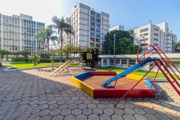 Apartamento com 3 dormitórios, sendo 1 suíte master, 1 vaga de garagem, no bairro Auxiliadora em Porto Alegre/RS.