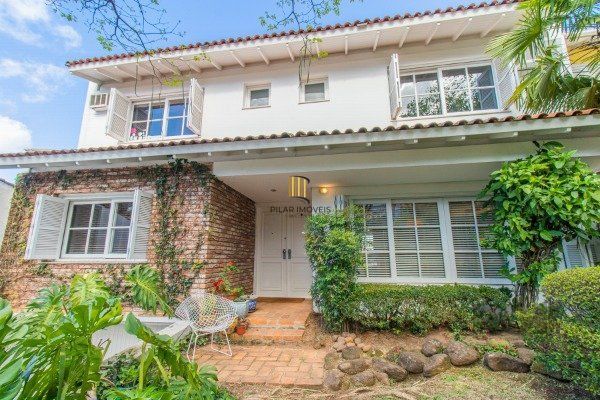 CASA COM 3 DORMITÓRIOS, SENDO 1 SUÍTE MASTER, E 2 SUÍTES AMERICANA, NO BAIRRO TRÊS FIGUEIRAS EM PORTO ALEGRE/RS.