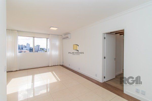 Apartamento com 3 dormitórios, sendo 1 suíte master, 1 vaga de garagem, no bairro Auxiliadora em Porto Alegre/RS.
