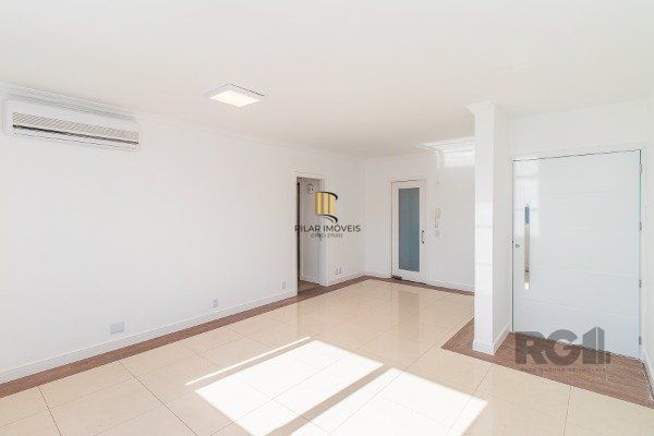 Apartamento com 3 dormitórios, sendo 1 suíte master, 1 vaga de garagem, no bairro Auxiliadora em Porto Alegre/RS.