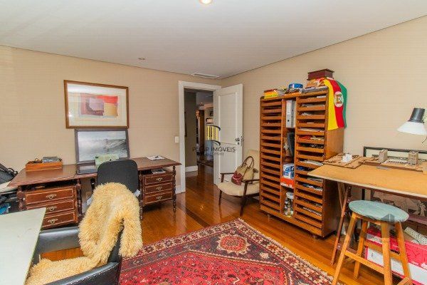 CASA COM 3 DORMITÓRIOS, SENDO 1 SUÍTE MASTER, E 2 SUÍTES AMERICANA, NO BAIRRO TRÊS FIGUEIRAS EM PORTO ALEGRE/RS.
