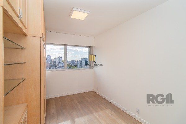 Apartamento com 3 dormitórios, sendo 1 suíte master, 1 vaga de garagem, no bairro Auxiliadora em Porto Alegre/RS.