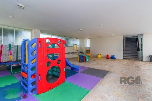 Apartamento com 3 dormitórios, sendo 1 suíte master, 1 vaga de garagem, no bairro Auxiliadora em Porto Alegre/RS.