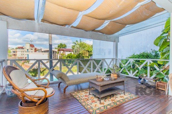 CASA COM 3 DORMITÓRIOS, SENDO 1 SUÍTE MASTER, E 2 SUÍTES AMERICANA, NO BAIRRO TRÊS FIGUEIRAS EM PORTO ALEGRE/RS.