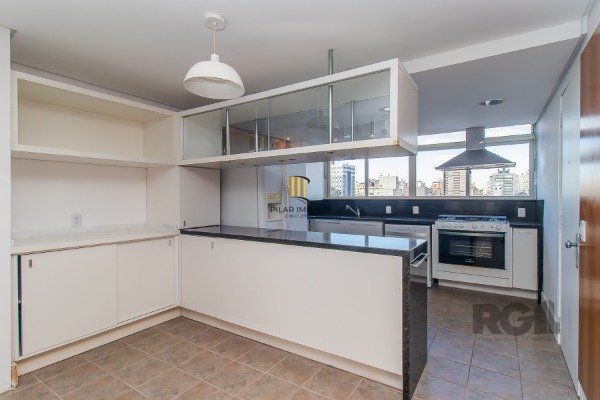 Apartamento com 3 dormitórios, sendo 1 suíte master, 1 vaga de garagem, no bairro Auxiliadora em Porto Alegre/RS.
